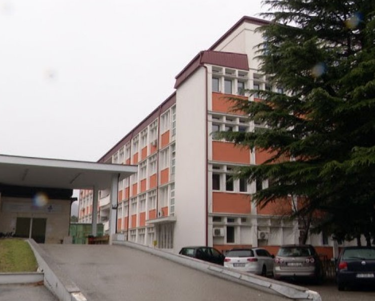 Spitali i Pejës jep detaje për të plagosurit në Deçan, dy dërgohen në QKUK