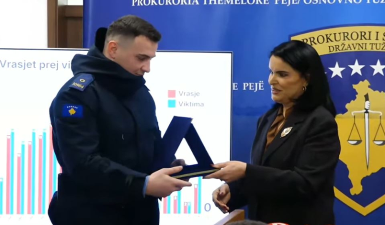 Tre policë nderohen për vitin 2025 pa asnjë vrasje në Pejë