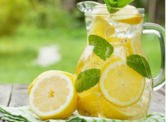 Pse duhet të pini ujë të ngrohtë me limon çdo mëngjes