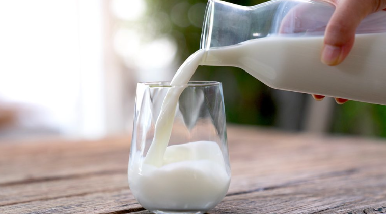 Pse qumështi me yndyrë është më i shëndetshëm se ai pa yndyrë