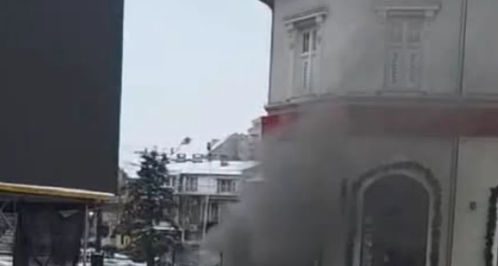 Depo përfshihet nga zjarri në Sheshin “Skënderbeu” në Prishtinë, po hetohen shkaqet