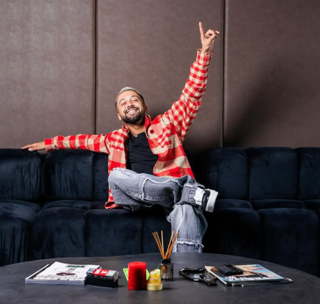 Gjesti rikthehet me projekt të ri pas një pauze të gjatë