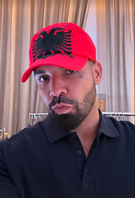 Drake tregon simpatinë për shqiptarët me kapele kuq e zi