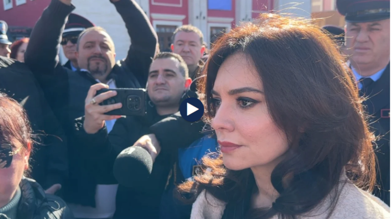 Protestë në Vlorë, tregtarët kundërshtojnë zhvendosjen e tregut; ministrja Spiropali bisedon me ta