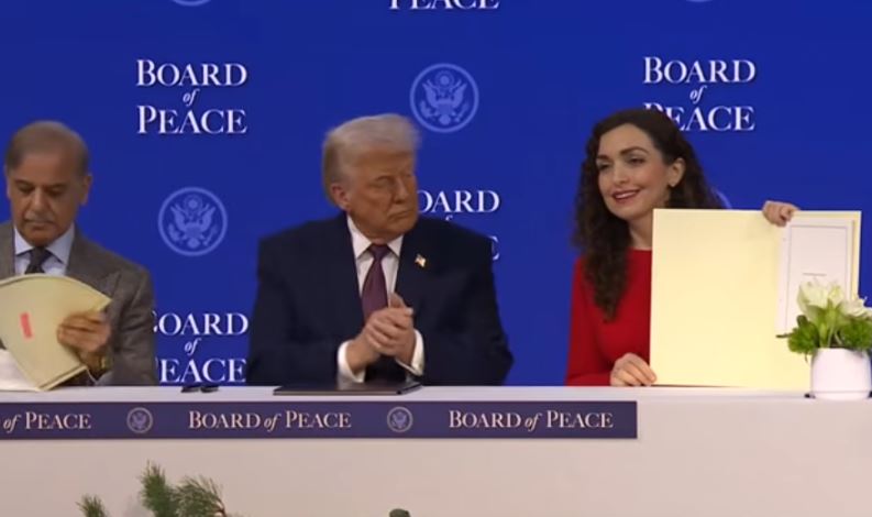 Osmani nënshkruan dokumentin për themelimin e Bordit të Paqes, shkëmben disa fjalë me Trumpin