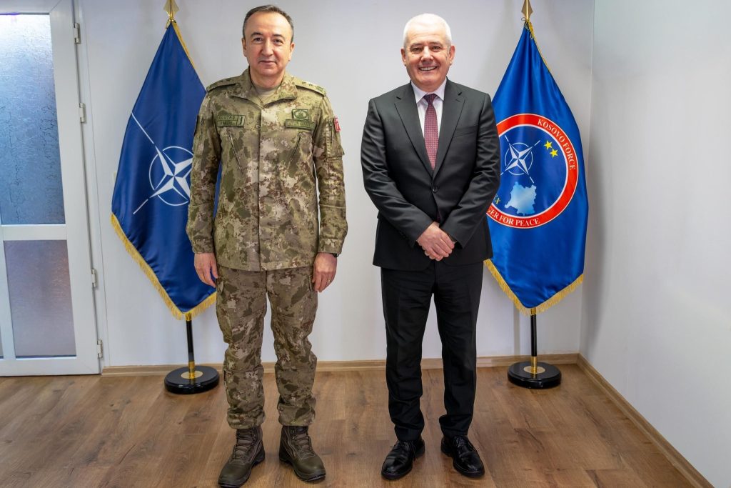 Komandanti i KFOR-it takon ministrin Sveçla, diskutohet situata e sigurisë në Kosovë