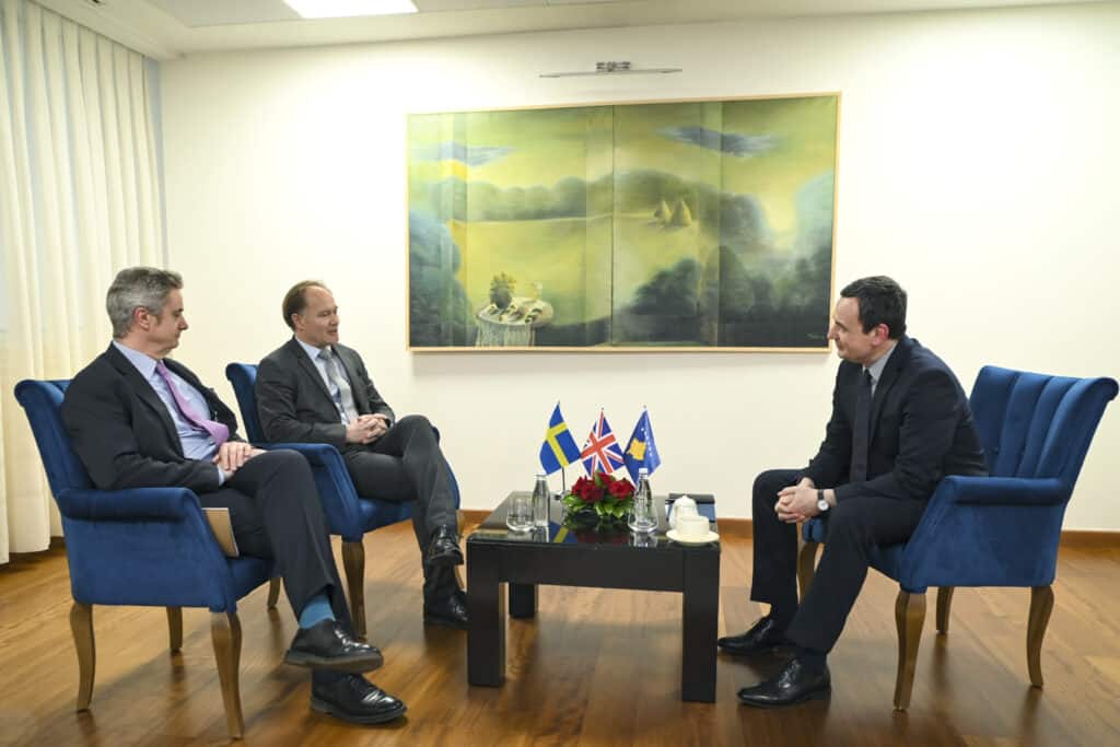 Kryeministri Kurti priti në takim të përbashkët Ambasadorin e Suedisë, Jonas Westerlund, dhe Ambasadorin e Mbretërisë së Bashkuar, Jonathan Hargreaves