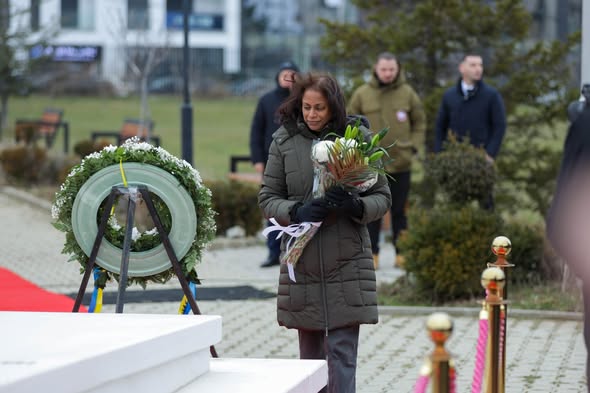 Ambasada amerikane homazhe në 20-vjetorin e Rugovës