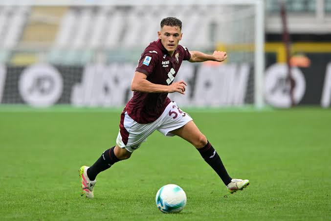 Genoa synon Asllanin për mesfushën, De Rossi beson te mbijetesa