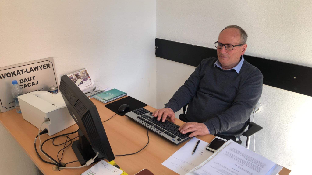 Tre të plagosur me armë zjarri në Deçan, mes tyre avokati Daut Cacaj