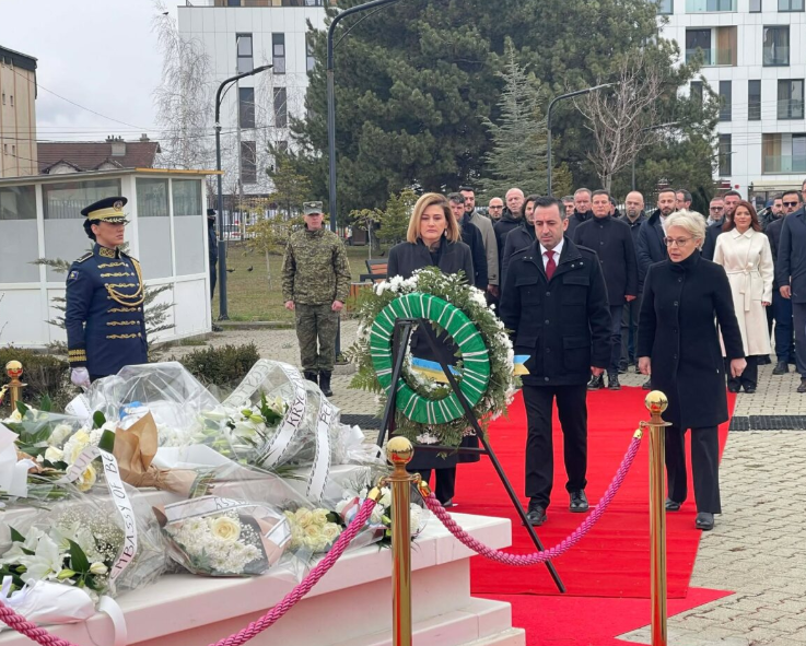 Basha dhe deputetët e VV-së nderojnë Rugovën në 20-vjetorin e vdekjes