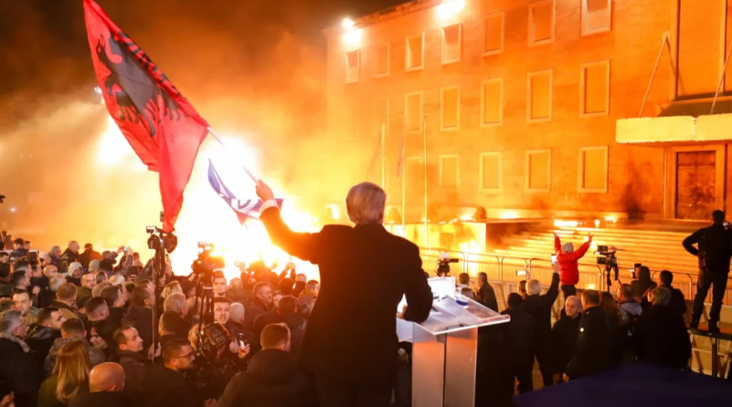 Përplasje të ashpra para Kuvendit të Shqipërisë,