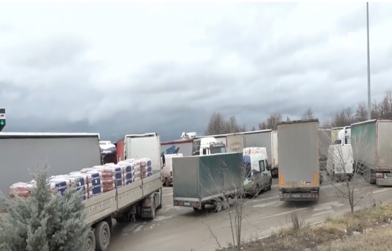 Bllokada e kufijve kërcënon eksportet kosovare dhe mund të rrisë çmimet në treg