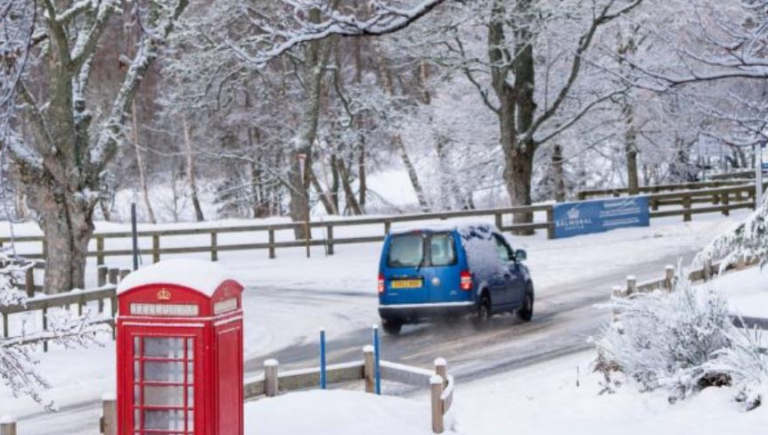 Paralajmërime të verdha për dëborë dhe akull në Britani, probleme në udhëtime