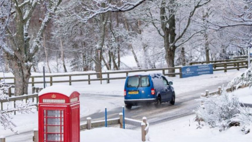 Paralajmërime të verdha për dëborë dhe akull në Britani, probleme në udhëtime