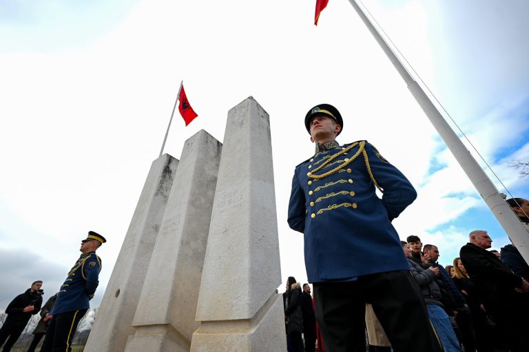 Presidentja Osmani nderon Jusuf e Bardhosh Gërvallën dhe Kadri Zekën: Flakadanë të përjetshëm të lirisë së Kosovës