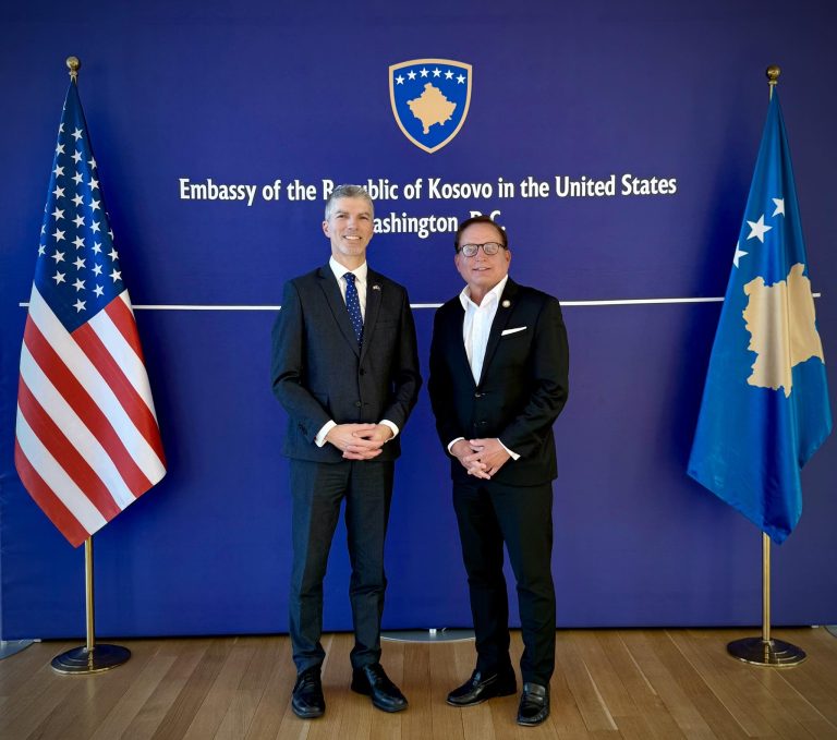 Ambasadori Dugolli priti Sekretarin e Shtetit të Iowas për të diskutuar bashkëpunimin Kosovë–SHBA