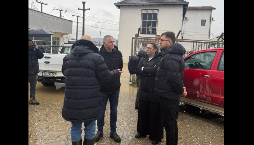 Reshjet e shiut dhe borës vështirësojnë qarkullimin