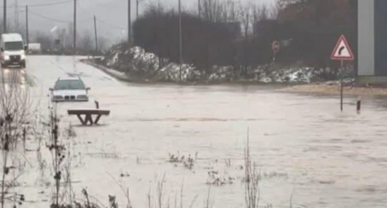 Hapet për qarkullim rruga Ferizaj–Gjilan pas përmbytjeve në Sojevë
