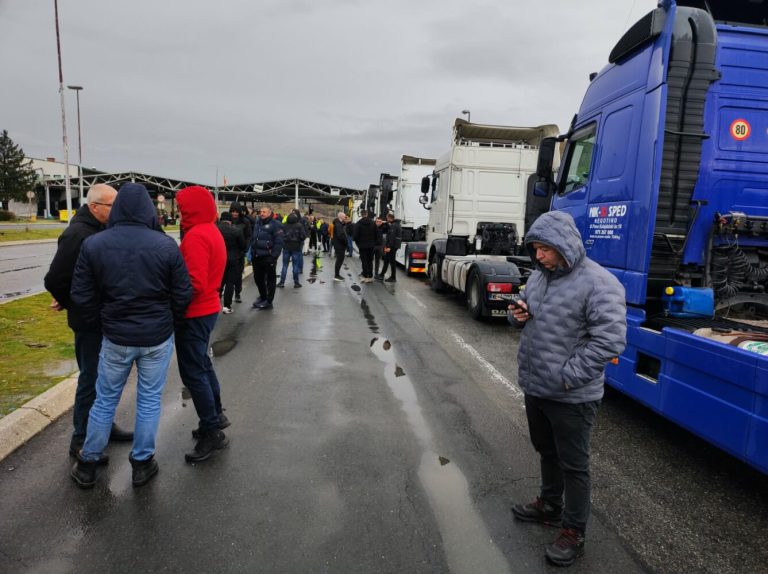 Transportuesit rajonalë bllokojnë kufijtë me BE-në, Kosova parashikohet të ndjejë pasoja të mëdha