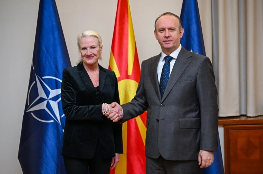 Afrim Gashi takohet me ambasadoren e SHBA-së, Angela Aggeler, në takim lamtumire