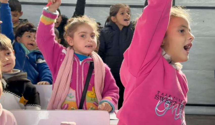 Fëmijët kthehen në klasë në Gazë pas dy vitesh lufte