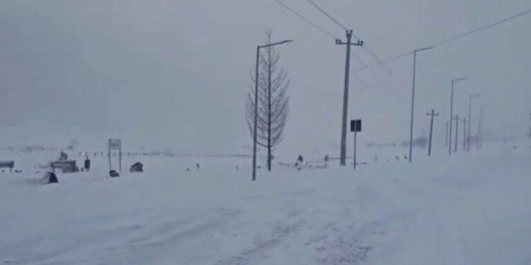 Tre persona bllokohen në dëborë në aksin Kukur-Rovje, Gramsh