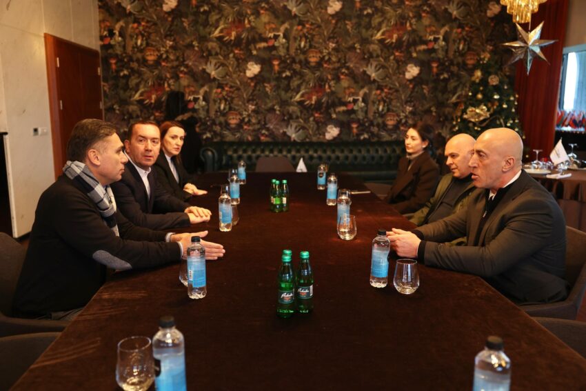 Ramush Haradinaj viziton fabrikën Comodita pas zjarrit, lavdëron punën dhe ruajtjen e vendeve të punës