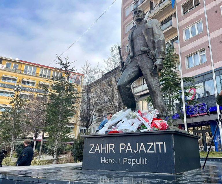 Enver Hoxhaj përkujton 29-vjetorin e rënies së Zahir Pajazitit dhe bashkëluftëtarëve të tij