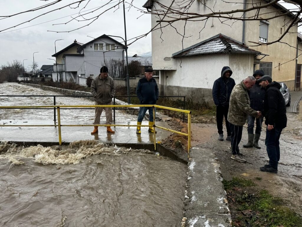 Gjilani: Reshjet shkaktojnë vështirësi në rrugë, Hyseni apelon për kujdes