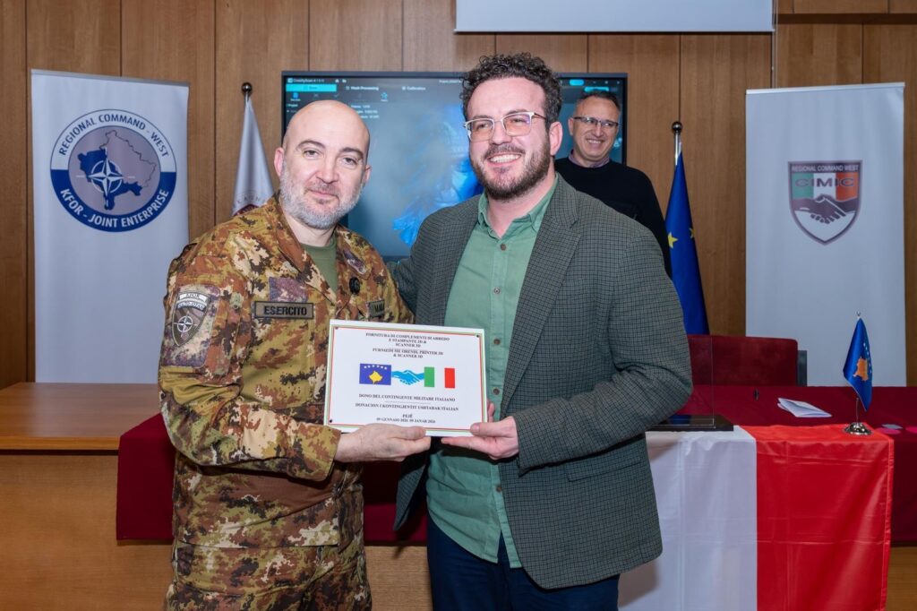 KFOR-i dhuron pajisje teknologjike për Universitetin “Haxhi Zeka” në Pejë