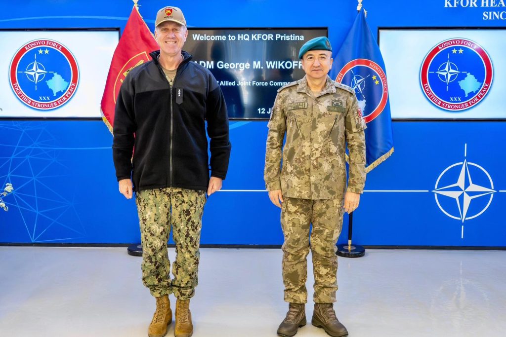 Komandanti i KFOR-it priti komandantin e JFC Napoli në Prishtinë
