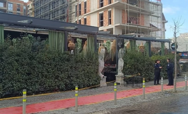 Përleshje me thikë në qendër të Klinës, dy të plagosur