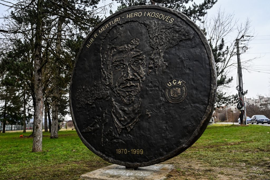 Kurti: Medaljoni për Ilir Merturin, respekt për flijimin dhe kujtesë për lirinë