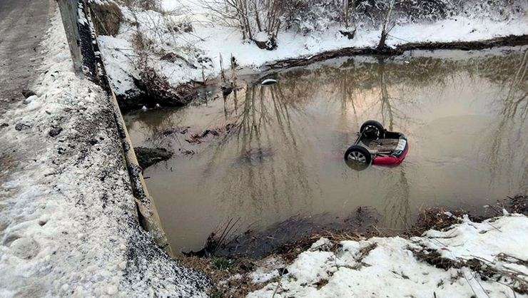 Automjet bie në përroi në Klos, kërkohen forcat për drejtuesin 30-vjeçar