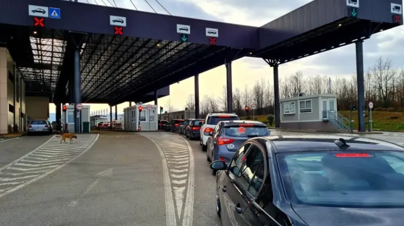 Rriten pritjet në disa pika kufitare, në Merdarë deri në dy orë e gjysmë