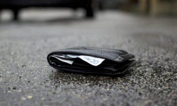 Qytetari në Shtime dorëzon kuletën e gjetur, policia ia kthen pronarit