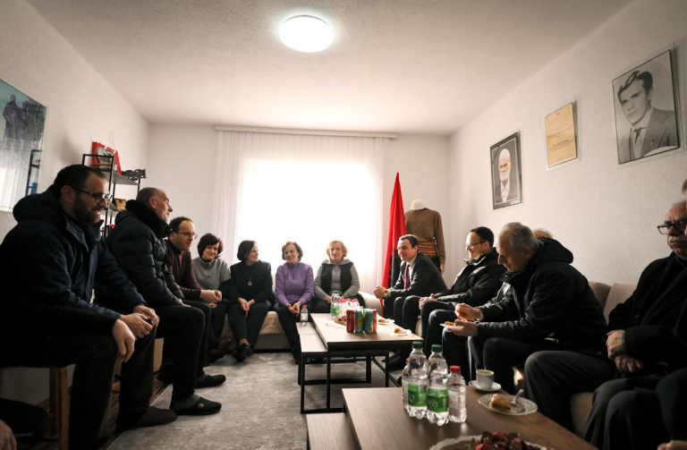 Kurti kujton 42-vjetorin e rënies së Rexhep Malajt dhe Nuhi Berishës