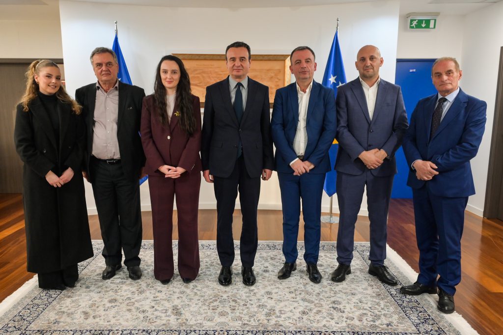 Albin Kurti takon krijues shqiptarë nga Mali i Zi në kuadër të Festivalit Poetik të Prishtinës