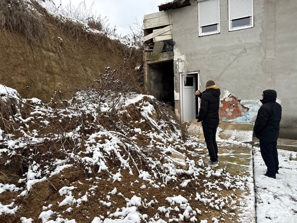 Kryetari i Rahovecit viziton familjen e prekur nga shembja e dheut