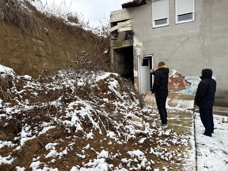 Kryetari i Rahovecit viziton familjen e prekur nga shembja e dheut