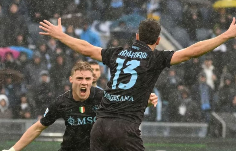 Napoli mposht Lazion 2-0 në Romë dhe ngjitet në vendin e dytë në Serie A