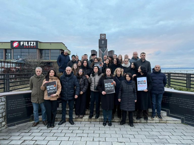 Familjarët e heronjve mbështesin marshin “Drejtësi, jo politikë!”