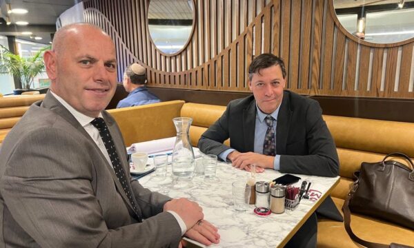 Lladrovci takon ambasadorin Dan Oryan në Tel Aviv, flasin për bashkëpunim komunal