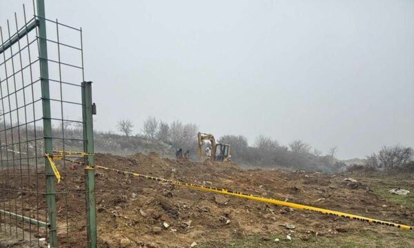 Zhvarrosen mbetje mortore të dyshuara të luftës pranë Gjakovës
