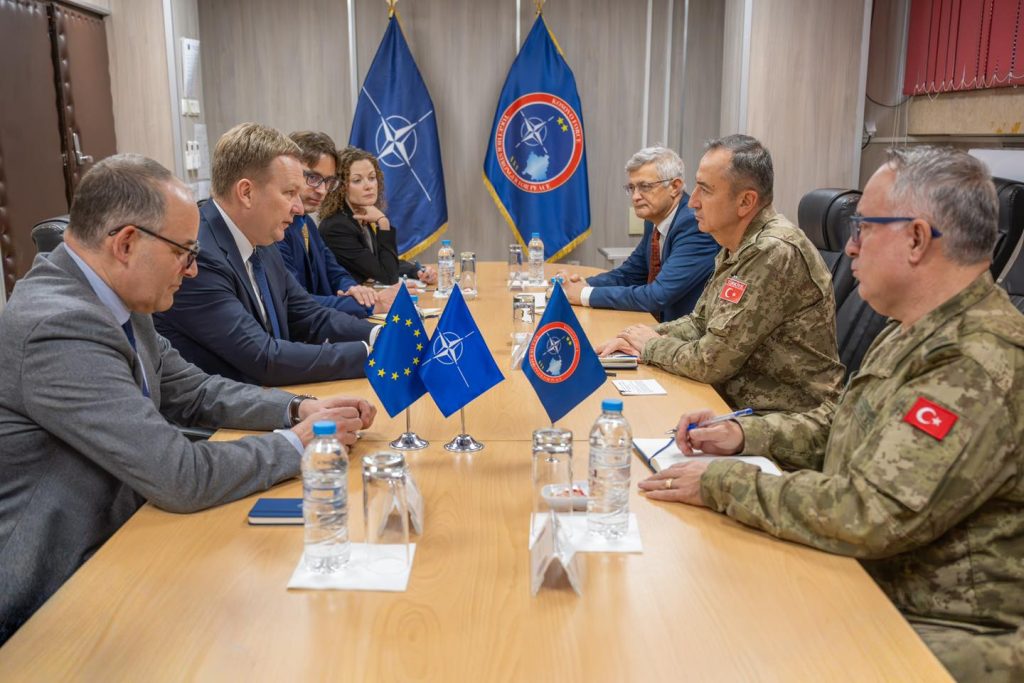 Komandanti i KFOR-it takohet me emisarin e BE-së Peter Sørensen në Prishtinë