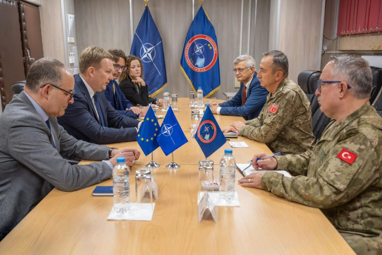 Komandanti i KFOR-it takohet me emisarin e BE-së Peter Sørensen në Prishtinë