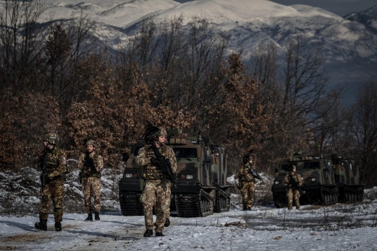 Ushtarët italianë të KFOR-it zhvillojnë stërvitje në Kosovën perëndimore
