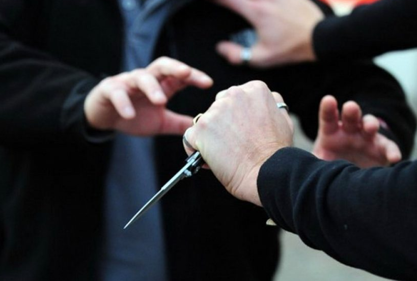 Dy persona të therur me thikë në Sllapuzhan, i dyshuari në arrati