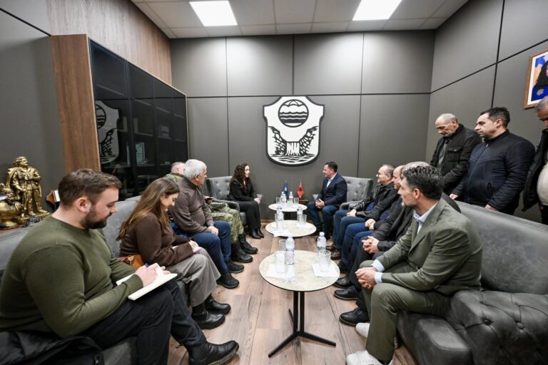 Osmani viziton Gjakovën dhe Malishevën pas vërshimeve